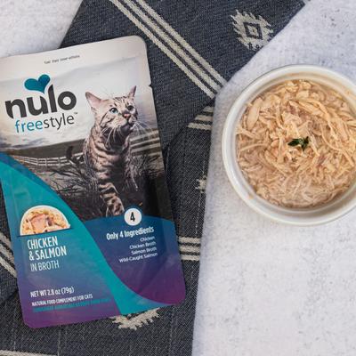 Nulo, FreeStyle Meaty Pouches Chicken & Salmon, Pollo + Salmón en Caldo para Hidratación, Gatos, 80 g × 24 bolsas