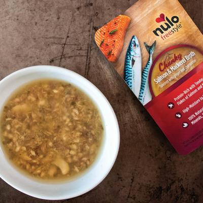 Nulo, FreeStyle Chunky Broth Salmon & Mackerel, Salmón + Caballa en Caldo para Hidratación y Topper, Gatos, 80 g × 24 bolsas
