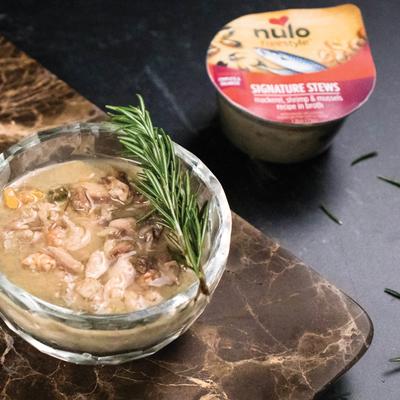 Nulo, FreeStyle Signature Stews Mackerel, Shrimp & Mussels, Caballa + Camarones + Mejillones en Caldo, Gatos y Gatitos, 80 g × 24 bandejas