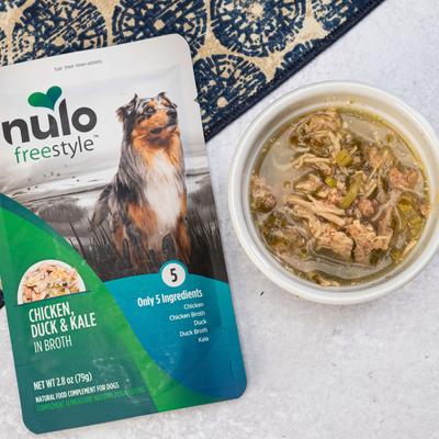Nulo, FreeStyle Meaty Pouches Chicken, Duck & Kale, Pollo + Pato + Col Rizada en Caldo, Perros, 80 g × 24 bolsas